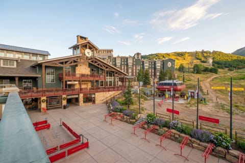 Welcome to this beautifully-appointed ski-in/ski-out condo with stunning mountain views