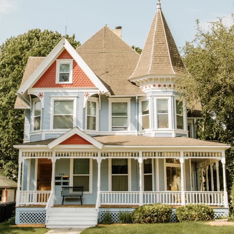 The Blue Belle - Charming Historic Upper, Walk to Downtown + Lakes