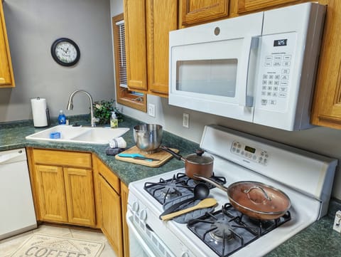 Fully furnished kitchen, gas stove, microwave, refrigerator and dishwasher.