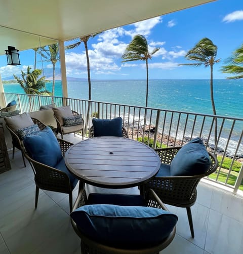 Lanai for outdoor dining and with perfect view for turtle or whale watching.