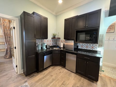 Full view of the kitchenette ! 