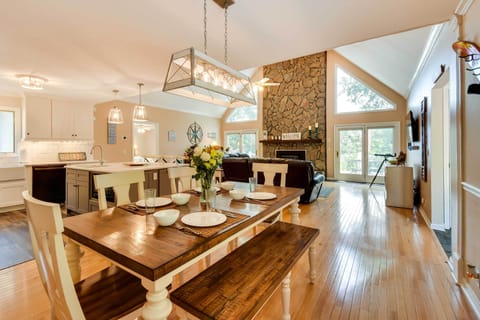 Dining Area | Dishes & Flatware Provided