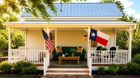 Welcome to The Cottage at Chappell Hill: 800 square feet of authentic charm!