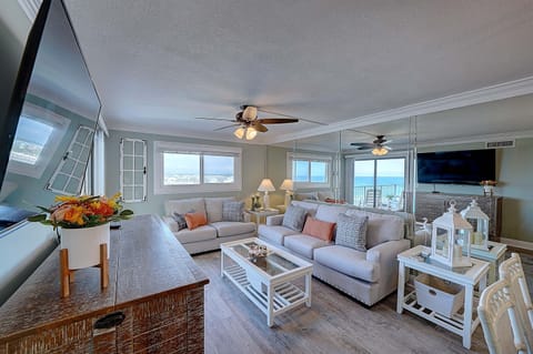 Great Living Space-Murphy Bed-Large TV, 3BD/2BA
