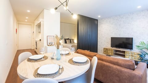 A cozy studio designed for comfort and easy living – compact, stylish, and perfect for relaxed stays in Porto.

#PortoStay #AirbnbPorto #CozyStudio #CityLiving