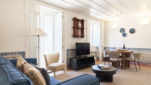 A bright and stylish living space, where modern design meets historic charm.
#Portugal #Lisbon #AndoLiving #design #luxury