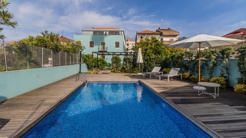 An outdoor pool with a wooden deck – perfect for laid-back summer days.

#PortoStay #AirbnbPorto #Poolside #SummerLiving