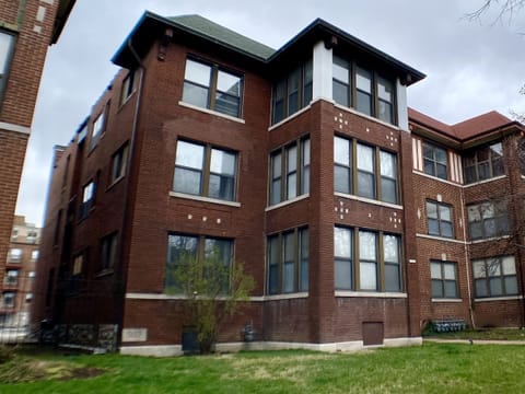 6-suite building on quiet dead-end street