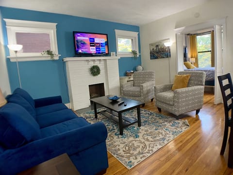 Free WiFi, Fast internet, Smart TV with free Spectrum Streaming service. Not a working fireplace.