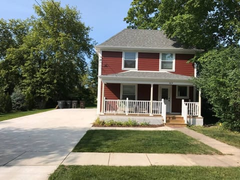 Fully Remodeled Vintage Wisconsin House - Sleeps 10