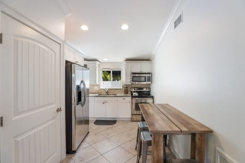 Kitchen with Breakfast Bar