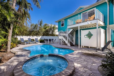 Private Pool, Spa & Lounge