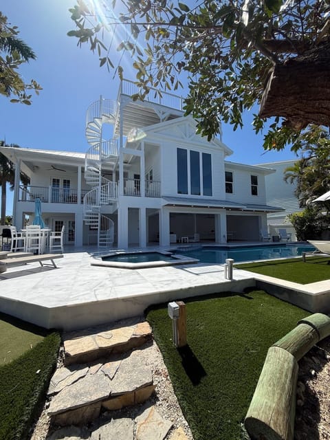 Silver King by Anna Maria Island Accommodations