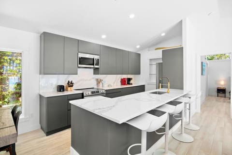 Fully Equipped Kitchen, Breakfast Bar