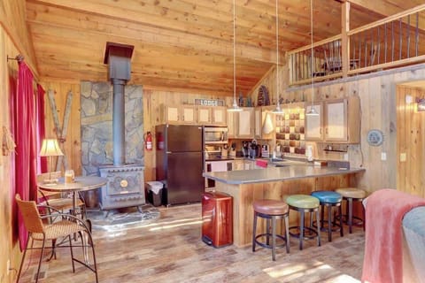 Couloir Cabin view of the kitchen and wood stove. 