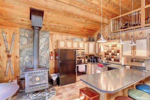 Couloir Cabin view kitchen and breakfast bar. 