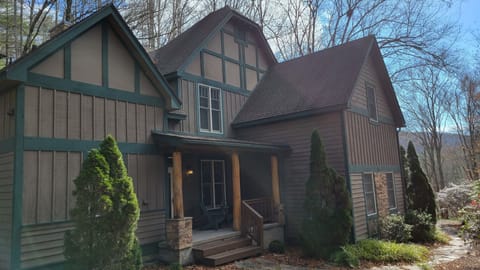 Front of house w/ small porch overlooking private yard=quiet and relaxing 