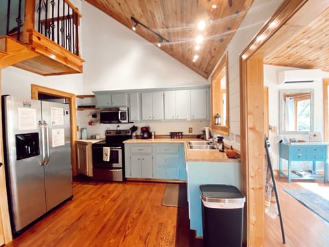 Fully stocked kitchen! Regular coffee machine and a keurig - coffee provided!