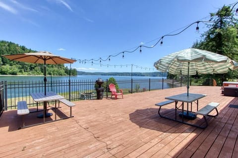 Large deck wit plenty of seating