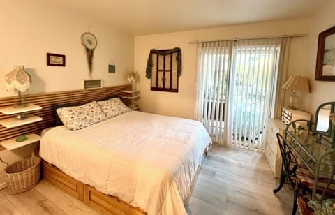 Queen bed with Tempurpedic mattress