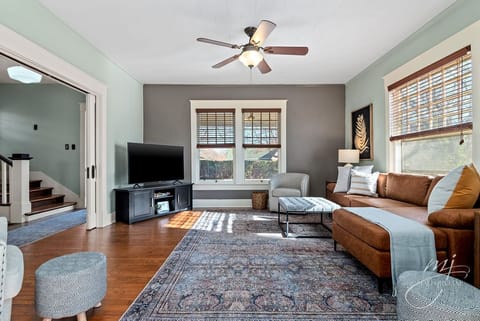 Living room w Samsung smart TV