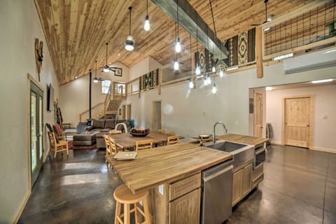 Kitchen | Paper Towels/Trash Bags Provided