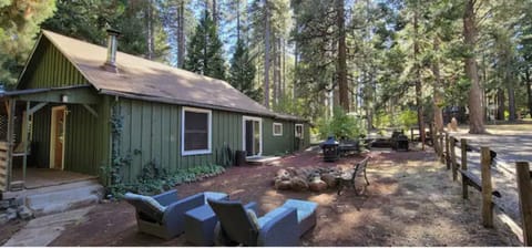 Huge backyard with a stone fire pit and outdoor dining - Cozy 3 bedroom cottage