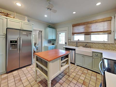 Full Kitchen w/ Stainless Steel Appliances