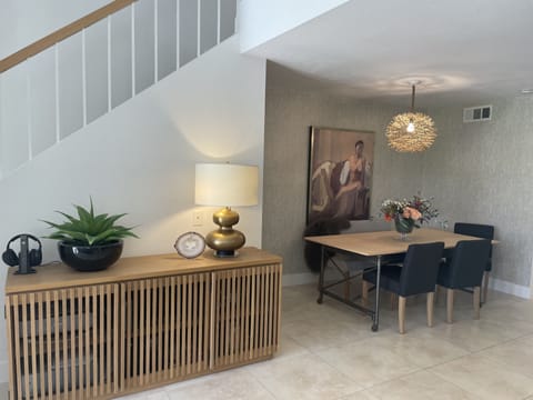 Dining room seats 6

