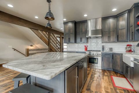 Fully Stocked Kitchen & Island Seating