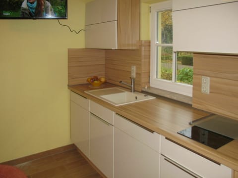 Tap, Kitchen Sink, Cabinetry, Sink, Countertop, Property, Window, Plumbing Fixture, Building, Kitchen