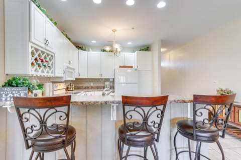 Fully Equipped Kitchen | Toaster Oven | Crock-Pot | Blender | Toaster