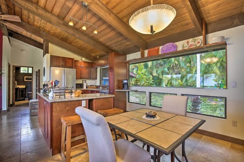 Dining Area | Dishware & Flatware Provided