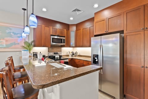 Kitchen with breakfast bar