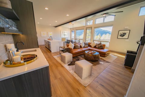 Beautiful, bright Main living space