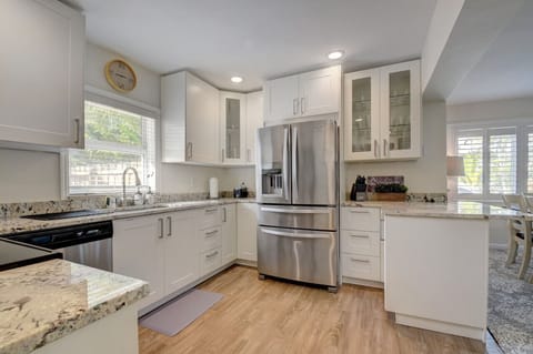 Fully stocked kitchen!