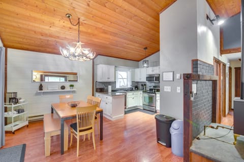 Dining Area | Dishes & Flatware Provided