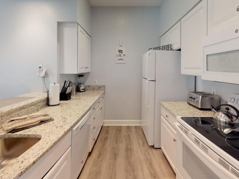 Owners Club at Hilton Head - Fully Furnished Kitchen