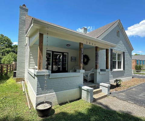 Welcoming home close to many Bourbon Trail attractions.