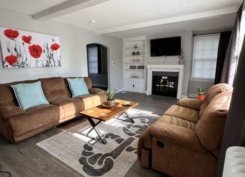 Living room w/50’’ HD Roku TV 