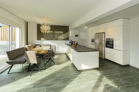 Kochen-Essen, Kochinsel, Küche, Erdgeschoss, mit Zugang zur Sonnenterrasse