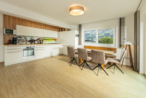 Kochen-Essen, Esstisch, Küche, Erdgeschoss mit Sonnenterrasse