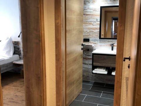 Large double room, shower, WC, TV, balcony - Oberer Gollmitzer, Ferienhof House in Carinthia, Austria