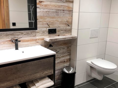 Large double room, shower, WC, TV, balcony - Oberer Gollmitzer, Ferienhof House in Carinthia, Austria