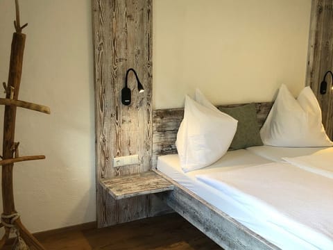 Large double room, shower, WC, TV, balcony - Oberer Gollmitzer, Ferienhof House in Carinthia, Austria