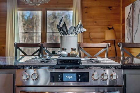 Equipped with a gas range and cookware sets!