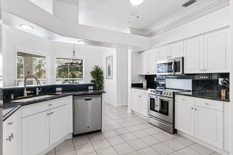 Deluxe Granite kitchen with Stainless Appliances