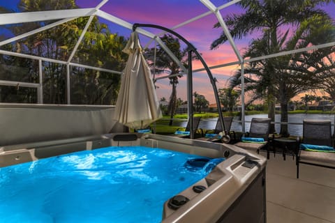 Large six person hot tub to enjoy