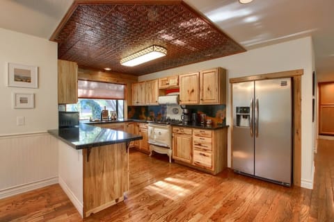 Newly remodeled and super cute!