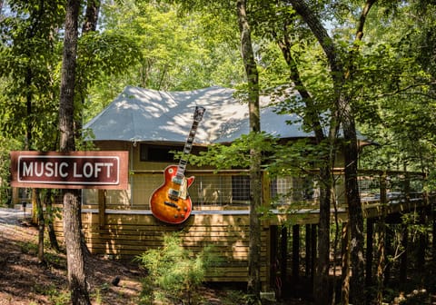 The Music Loft is a 2 bedroom Glamp that sleeps 6. 